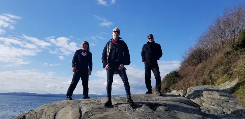 Men Without Hats: Synthwave Nostalgia Invades London's Garage!