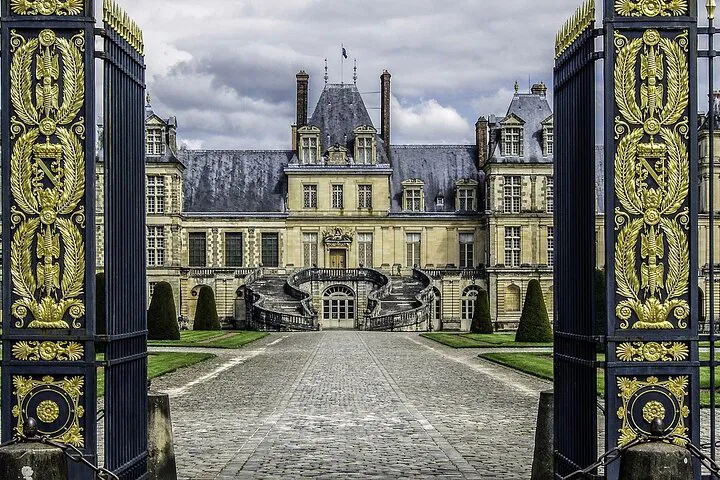Fontainebleau & Vaux le Vicomte Tour from Paris