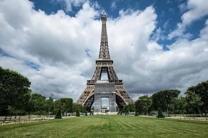 Parisian Romance: Tailored Strolls with Expert Local Drivers
