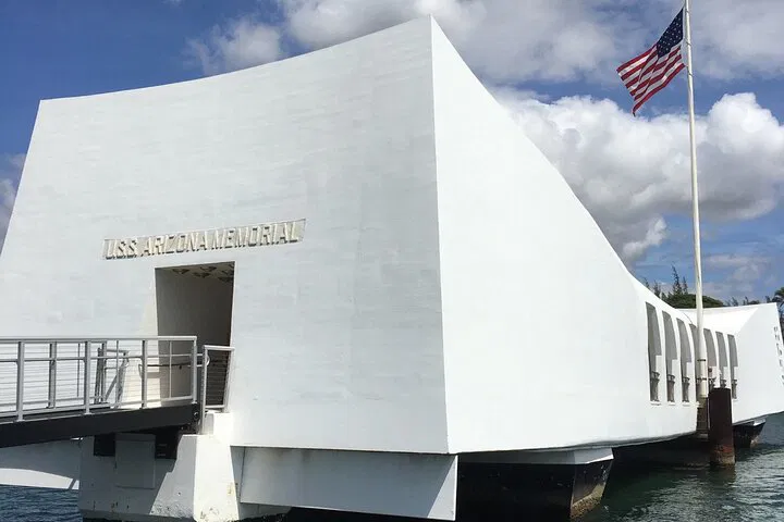 Oahu's Gems: Pearl Harbor, North Shore & Waterfall Adventure (Spanish Spoken!)