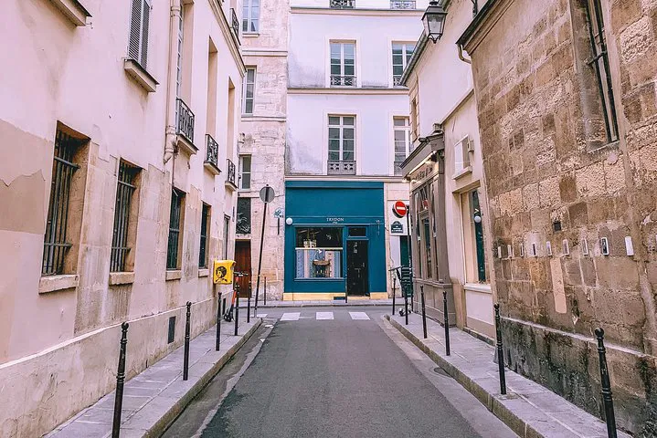 Unveiling Parisian Secrets: A 3-Hour Immersive Adventure