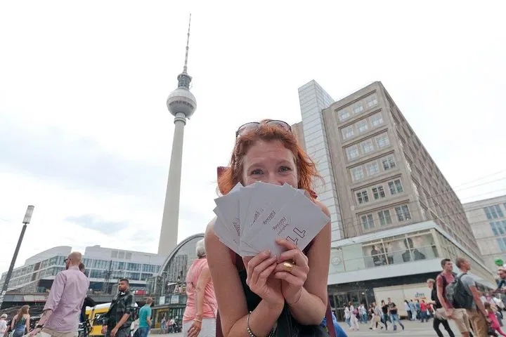 Berlin Mitte Scavenger Hunt: Explore at Your Own Pace!