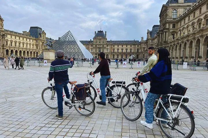 Paris City Bike Tour: Uncover Hidden Gems & Historical Anecdotes