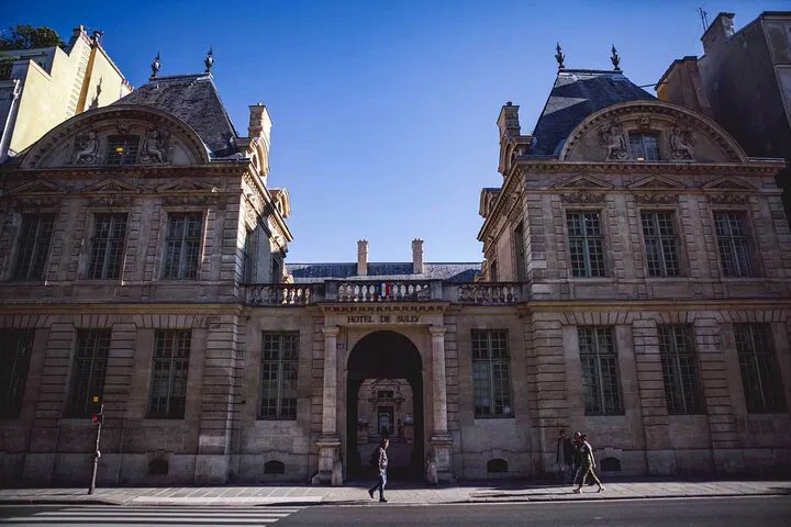 Parisian Delights: Le Marais & Seine Dinner Cruise with Private Airport Pickup
