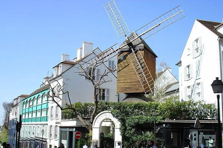 Uncover Montmartre's Secrets: A Wine-Infused Walking Adventure