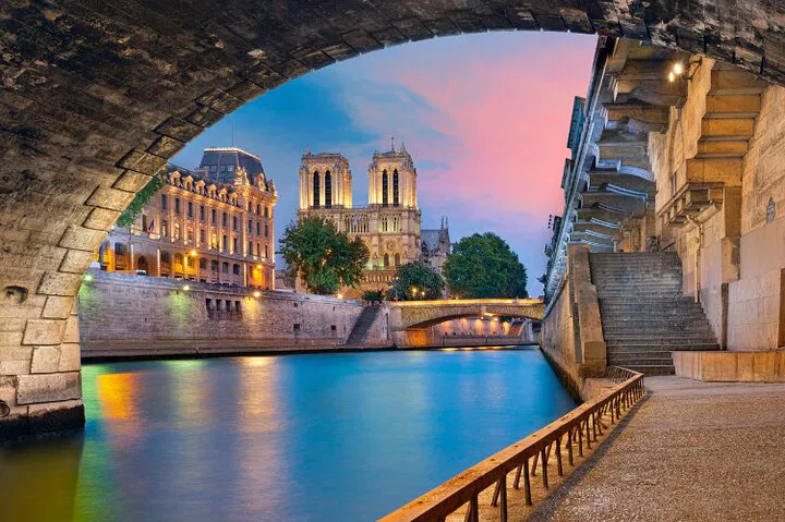 Red Nights in Paris: Urban Escape Game Adventure Awaits!