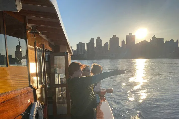 Sunset Spectacle: NYC Urban Wildlife Boat Tour!