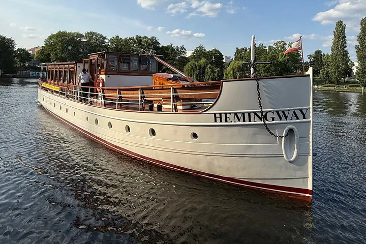 Berlin Historic Ship Tour: Sightseeing on the Spree