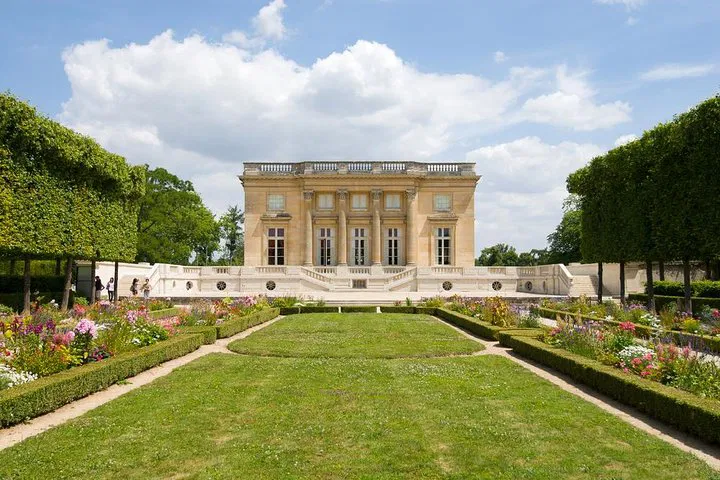Versailles Palace: Uncover Royal Secrets on a Private Day Tour