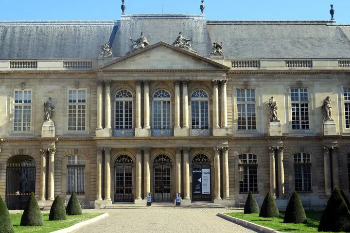 Relive History: Marie Antoinette Movie Tour in Paris