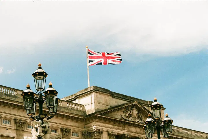 Uncover London's Secrets: A Personalized Walking Adventure