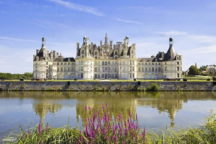 Loire Valley Castles: Wine & Cheese Day Trip from Paris