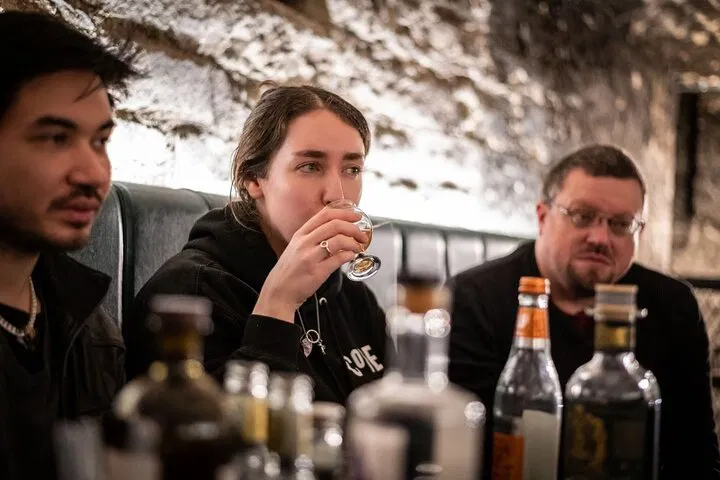Edinburgh: Whisky & History Walking Tour | Small Group