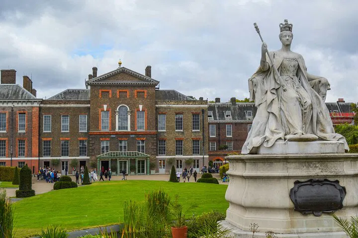 Royal Kensington Unveiled: A Majestic Walking Tour Through London's History