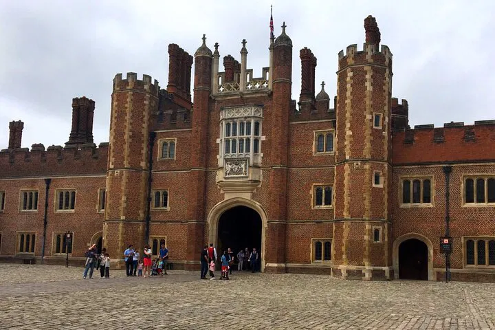 Hampton Court Palace: Private Day Trip from London