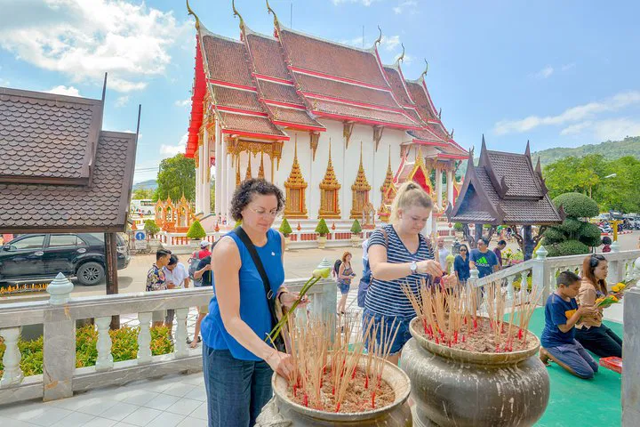Phuket's Cultural Gems: Explore Temples & Iconic Landmarks!