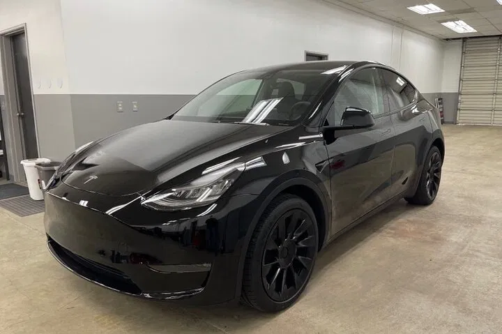Eco-Luxury: NYC Skyline Tour in a Tesla Model Y!