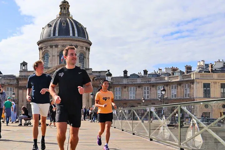 Paris Running Tour: See the Sights in an 8K Adventure!