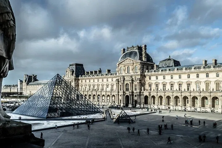 Discover Paris: An Expert-Guided Small Group Orientation Tour