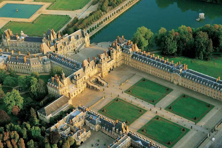 Royal Day Trip: Explore France's Majestic Châteaux from Paris