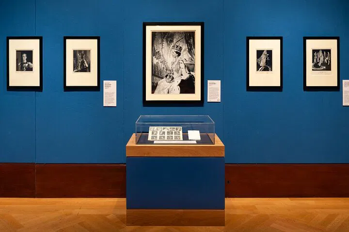 Royal London: Explore Highlights and King's Gallery Wonders!