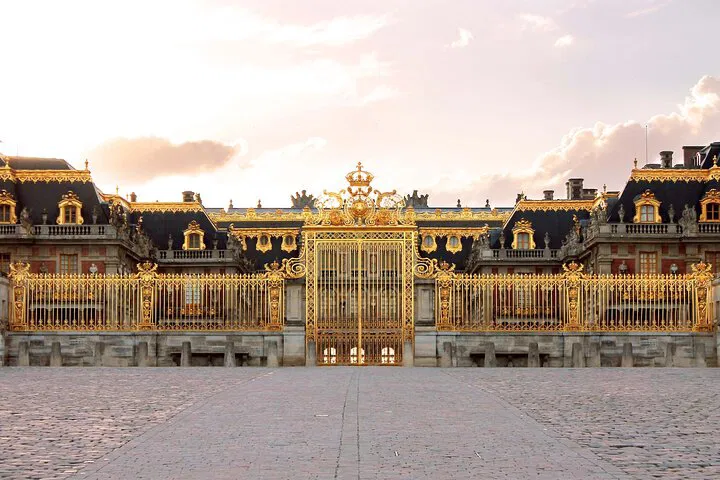 Seamless Paris Transfers: CDG/ORLY/LBG to Versailles in Style
