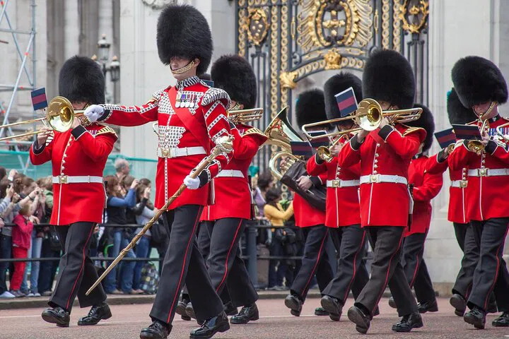 Royal London Adventure: Buckingham Palace, Guard Change & Thames Cruise!