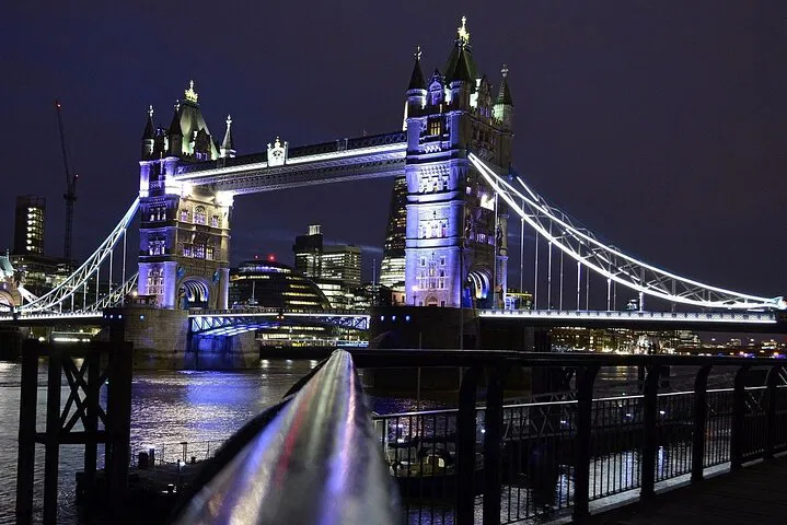 London Night Rickshaw Tour: See City's Glowing Landmarks!