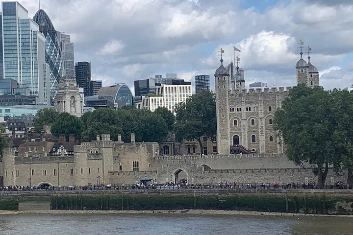 Tower of London Scavenger Hunt: Explore History Unlocked!