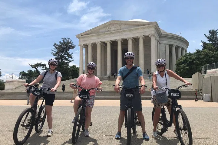 DC Monuments: VIP Bike Tour - Personalized History on Wheels!