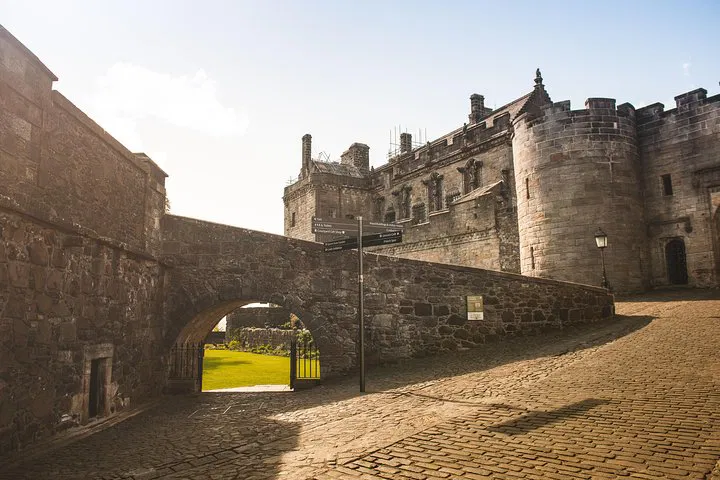 Uncover Scottish History: Stirling Castle, Loch Lomond & Cruise Day Tour