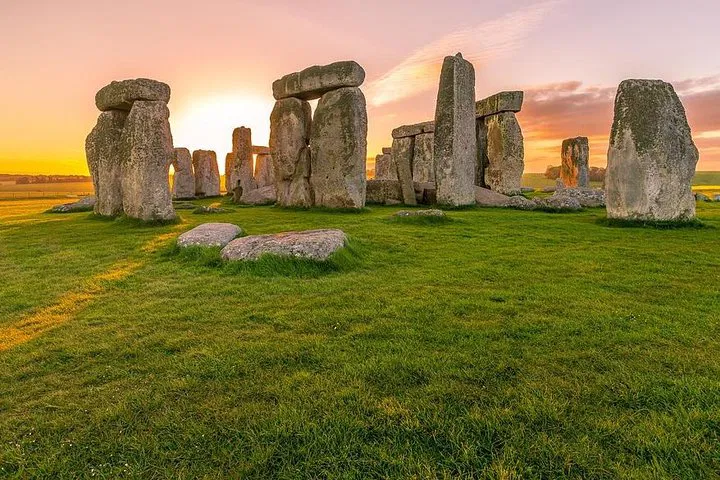 Explore England's Treasures: Private Transfer from Southampton to London via Stonehenge & Wilton House
