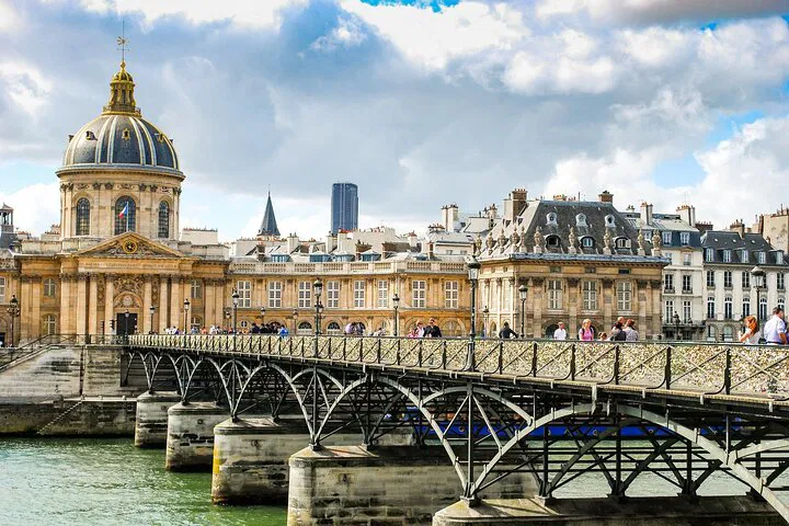 Seine River Stroll: Uncover Parisian History, Art & Charm!