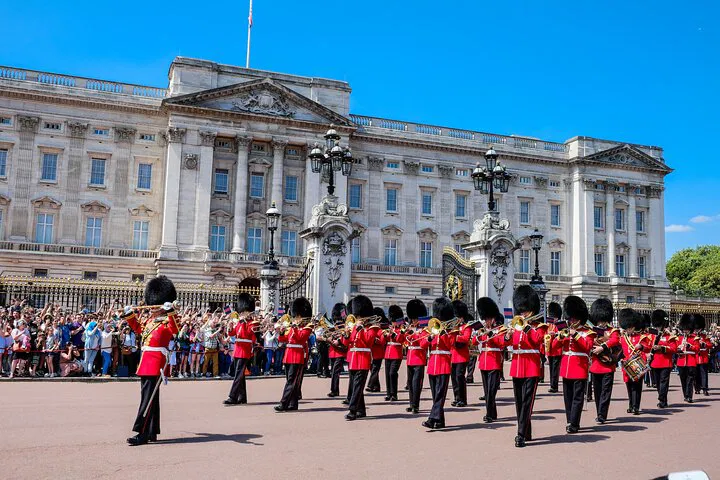 Capture Royal Memories: Buckingham Palace Professional Photoshoot