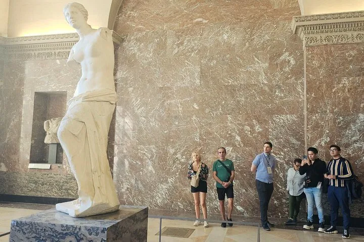 Louvre Museum: Small-Group Tour with Priority Access