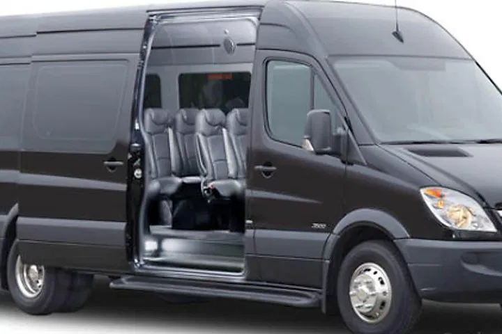 Stress-Free NYC Arrival: Private Airport Transfer to Manhattan