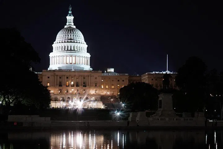 Uncover US Gems: 4-Day Niagara, Islands & D.C. Adventure