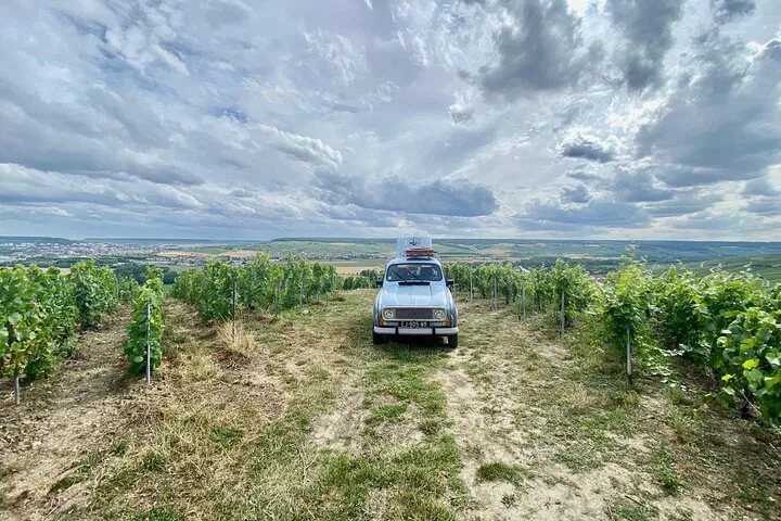 Epernay: Vintage Car, Champagne & Sabrage Tour