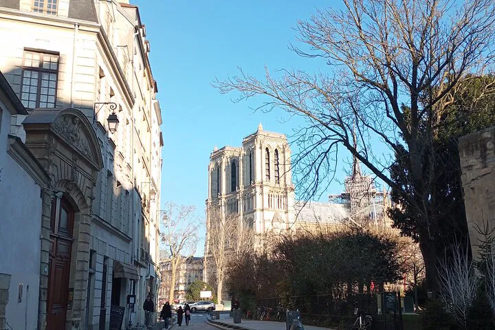 Paris' Rude Bastards Tour: History with a Twist!