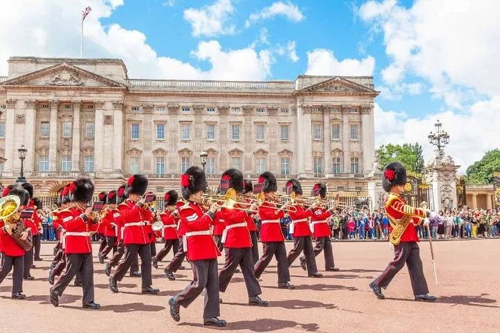 Discover London's Magic: A Personalized Sightseeing Adventure with a TFL Licensed Driver