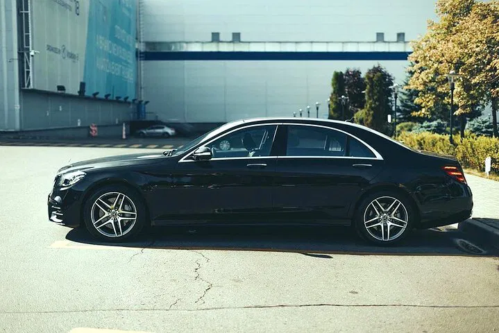 Stress-Free Toronto Arrival: Private Airport Transfer in Style