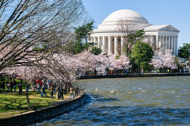 Epic Northeast Adventure: 5-Day Niagara Falls, Toronto, Philadelphia, and DC Tour from NYC