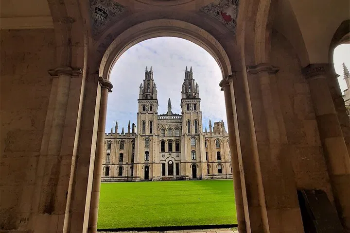 Uncover Oxford's Secrets: A Classic Walking Tour Through History