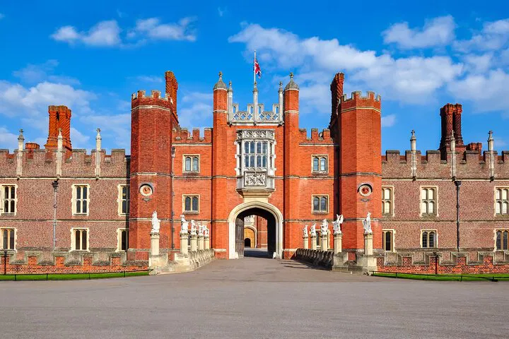 Hampton Court Palace: Private Tour from London by Rail