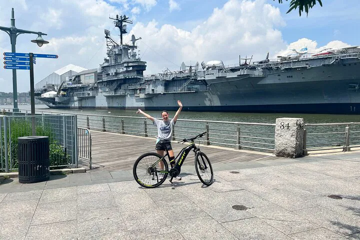 Explore NYC's Landmarks: Hudson River Park Bike Rental Adventure