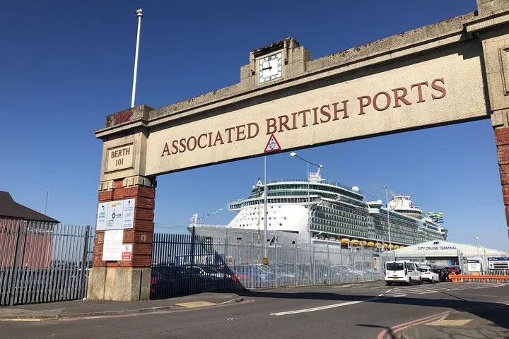 Seamless Cruise Transfer: Stonehenge & London Private Tour