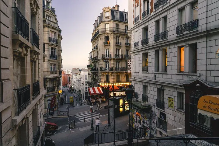 Montmartre Magic: Walk, Dine & Cabaret Extravaganza