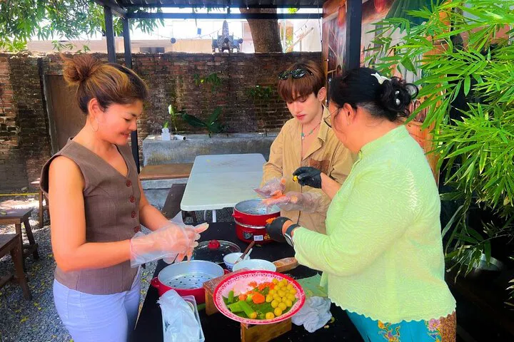 Phuket City Tour: Ride, Cook & Old Town