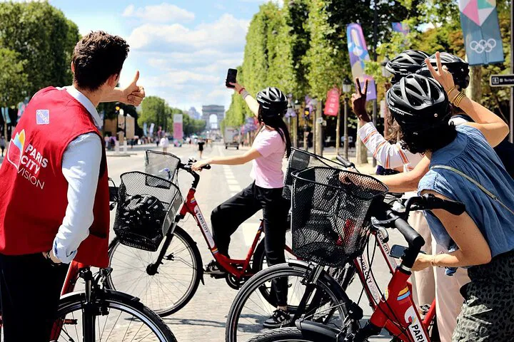 Paris Bike Tour: Private Guided City Highlights