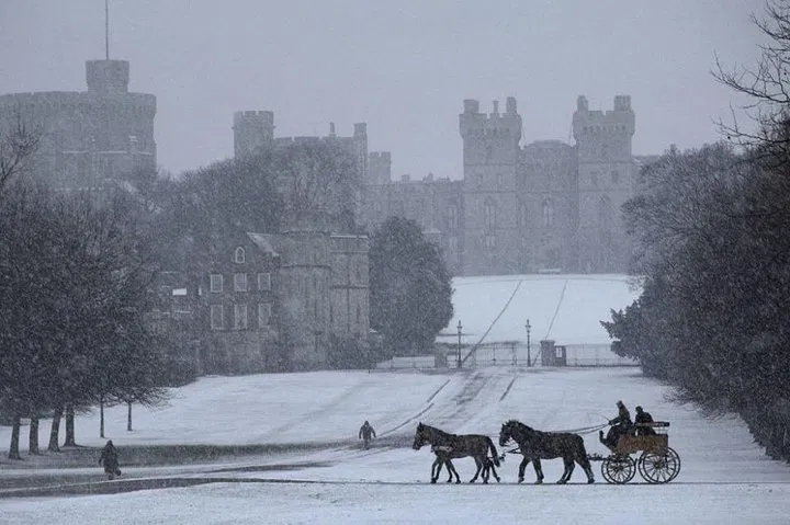 Festive British Trio: Windsor, Oxford & Avebury Christmas Day Trip
